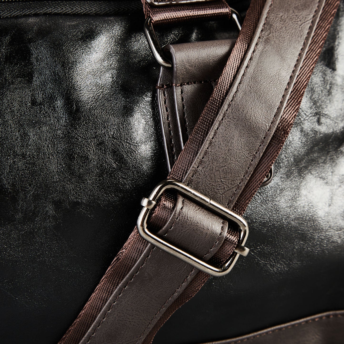 ISUZI ‘The Traveler’ Leather Bag