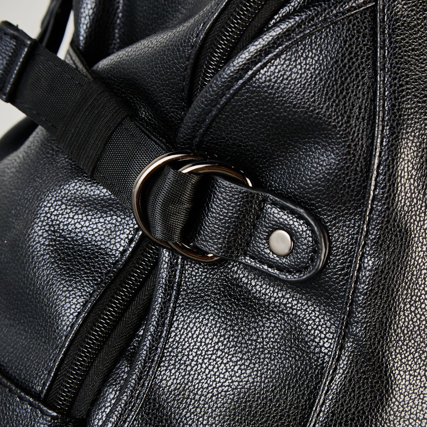 ISUZI ‘The Traveler’ Leather Bag